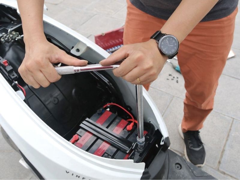 pin-xe-dien-bi-chai-nen-thay-pin-loai-nao